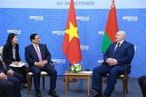 Prime Minister Pham Minh Chinh (left) meets Belarus President Aleksander Lukashenko in Kazan city of Russia on October 24. (Photo: VNA)