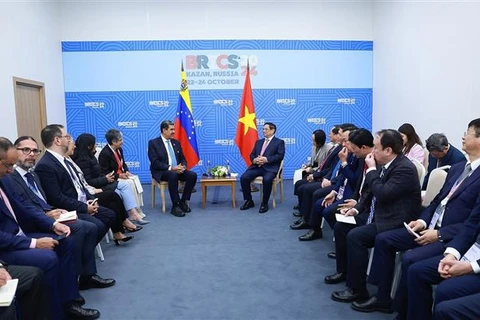 Prime Minister Pham Minh Chinh (right, centre) meets with Venezuelan President Nicolas Maduro. (Photo: VNA)