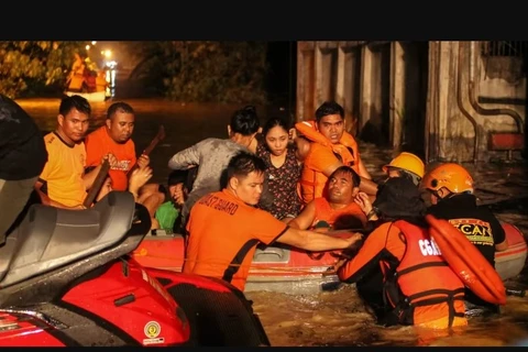 Philippine rescuers rush to save Typhoon Trami victims. (Photo: AFP)