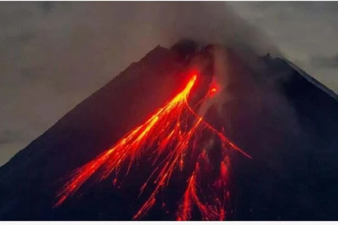 Indonesia's Mount Lewotobi Laki-laki's eruption impacts thousands of residents, displacing communities across villages on Flores Island (Photo: yenisafak.com)