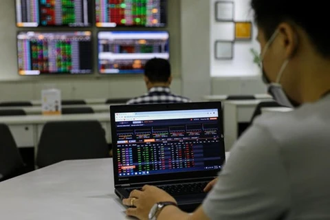 An investor follows transactions on the stock market. (Photo laodong.vn)