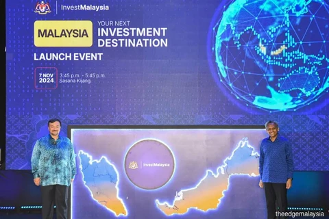 Malalysian Finance Minister II Datuk Seri Amir Hamzah Azizan (left) and Bank Negara Malaysia governor Datuk Shaik Abdul Rasheed Abdul Ghaffour at the launch of the InvestMalaysia portal at Bank Negara, Nov. 7, 2024 (Photo: theedgemalaysia.com)