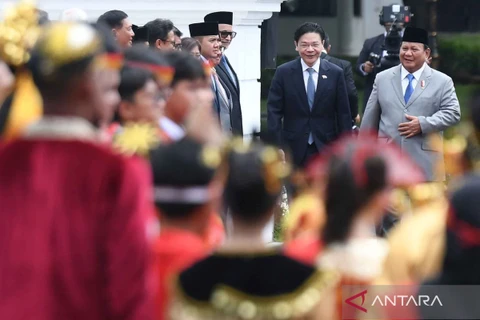 President Prabowo Subianto (right) and Singaporean Prime Minister Lawrence Wong (second, right) at Merdeka Palace, Jakarta, November 6, 2024. (Photo: ANTARA)