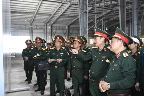 Ministry of National Defence delegation inspects on-site preparations for the 2024 Vietnam International Defence Expo at Gia Lam Airport in Hanoi (Photo: VNA)