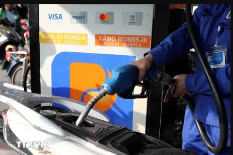 Retail petrol prices revised down on December 5 (Photo: VNA)