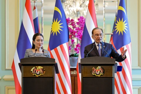 Prime Minister Datuk Seri Anwar Ibrahim (R) and his Thai couterpart Paetongtarn Shinawatra (Photo: malaymail.com)