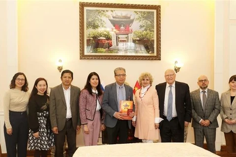 L'ambassadeur vietnamien Dang Minh Khoi (centre), le président de l’Association des diplomates russe, Igor Khalevinsky (3e de droite) et l’écrivaine Svetlana Savitskaya (4e de droite). Photo: VNA