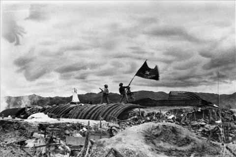 Le drapeau « Déterminé à combattre, déterminé à gagner » de l'Armée vietnamienne flotte au sommet du tunnel de commandement du général français De Castries dans l'après-midi du 7 mai 1954, marquant la victoire complète de la campagne de Dien Bien Phu. Photo d'archives : VNA
