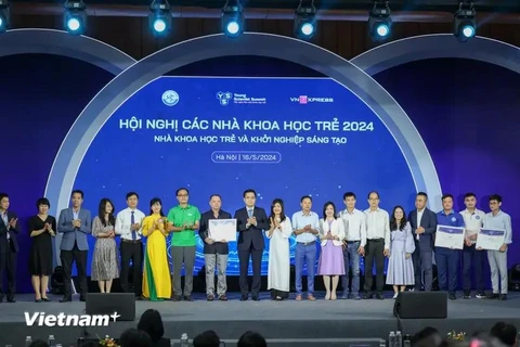 La cérémonie de remise des prix du concours des initiatives scientifiques 2024 et la conférence des jeunes scientifiques 2024 à Hanoï. Photo: VNA