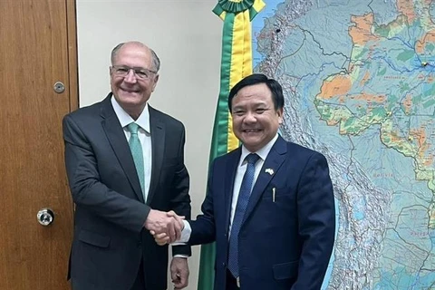 Le vice-président brésilien Geraldo Alckmin et l’ambassadeur vietnamien Bui Van Nghi (droite). Photo: VNA