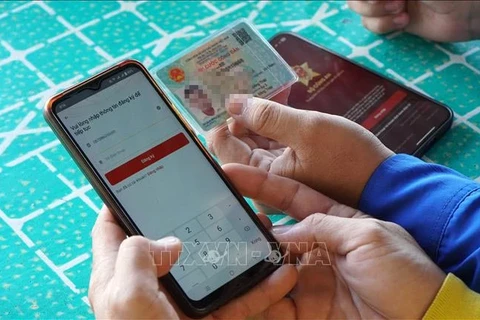 Hanoï est sur le point de fournir plus de services publics via l'application d'identification électronique VNeID. Photo : AVN