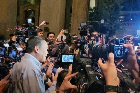 Le Premier ministre thaïlandais a accordé une interview aux médias devant l'hôtel Grand Hyatt Erawan à Bangkok, où des citoyens vietnamiens ont été retrouvés morts. Photo : Xinhua/VNA