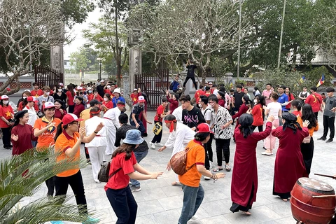 Des visiteurs à Phu Tho assistent à un spectable de chant xoan - patrimoine culturel immatériel de l’Humanité, reconnu par l’UNESCO. Photo: baophutho.vn