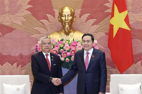 Le président de l'Assemblée nationale, Tran Thanh Man (droite), a reçu le 22 août à Hanoï, le vice-président de l'Assemblée nationale du Laos et président du Comité lao pour la paix et la solidarité, Sommad Pholsena. Photo : VNA