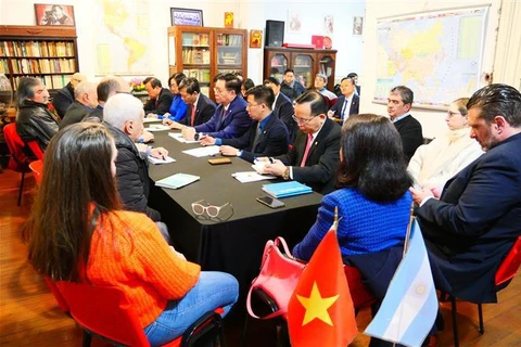 Entretien entre le membre du Bureau politique et président de sa Commission centrale de la sensibilisation et de l’éducation du PCV, Nguyen Trong Nghia et le secrétaire général par intérim du Parti communiste argentin, Jorge Kreyness. Photo: VNA