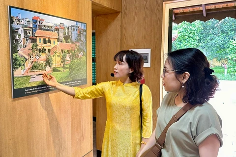 Visite au lieu où le Président Hô Chi Minh rédigea l'Appel national à la résistance (dans le quartier de Van Phuc, arrondissement de Ha Dong). Photo: hanoimoi.vn