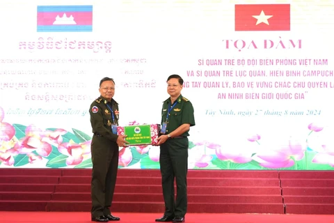 Remise d'un cadeau au général de division Tien Sophonrnvong, chef d'Etat-major adjoint et directeur du Département des gardes-frontières du Cambodge. Photo: VNA