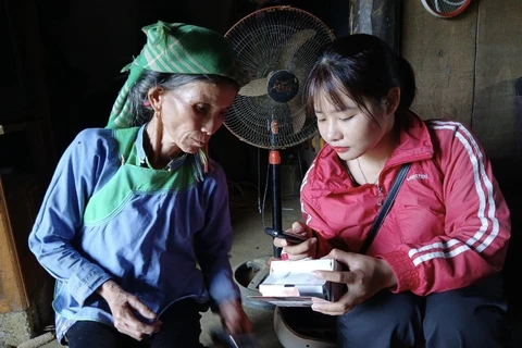 Un employé de Viettel donne des instructions sur utilisation des téléphones 4G. Photo: baolaichau.vn