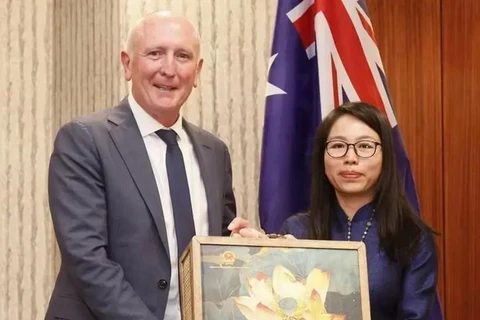 La consule générale du Vietnam dans l'État d'Australie-Occidentale et le Territoire du Nord de l'Australie Nguyen Thanh Ha et le ministre des Services d'urgence, de l'Innovation, de l'Économie numérique, de la Science et de la Recherche médicale, Stephen Dawson. Photo: VNA