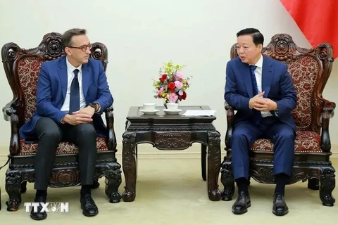 Le vice-PM Tran Hong Ha (droite) et le vice-président du groupe français CMA-CGM, Mathieu Friedberg. Photo: VNA