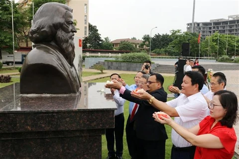 Los delegados colocan flores en la estatua de Tagore (Fuente: VNA)