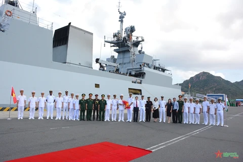Los delegados vietnamitsa y el grupo de oficiales y capitantes del buque INS Kiltan en el puerto internacional de Cam Ranh. (Fuente: qdnd.vn)