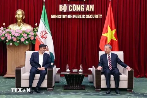 El ministro de Seguridad Pública de Vietnam, To Lam, y el comandante en jefe del Comando de Aplicación de la Ley de Irán, Ahmad Reza Radan (Fuente: VNA) 