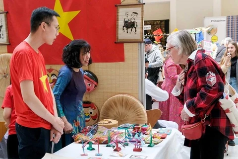 En el stand de la embajada de Vietnam en Dinamarca (Fuente: nhandan.vn)