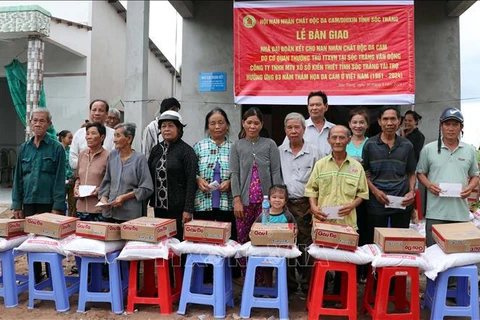 La entrega de regalos a 20 hogares pobres del distrito de Cu Lao Dung (Fuente: VNA) 