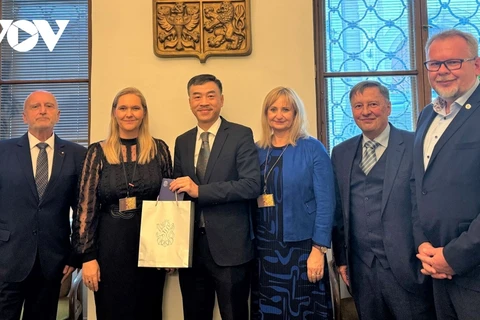 El embajador de Vietnam en la República Checa, Duong Hoai Nam y representantes del Grupo Parlamentario de Amistad Checo-Vietnamita. (Fuente: VOV) 