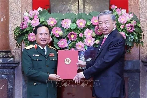 El presidente de Vietnam, To Lam (derecha), entrega la decisión sobre el nombramiento al coronel general Trinh Van Quyet como nuevo jefe del Departamento General de Política del Ejército Popular de Vietnam (Fuente: VNA)