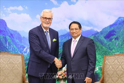 El primer ministro de Vietnam, Pham Minh Chinh (en la derecha), y el saliente embajador alemán en Vietnam, Guido Hildner (Fuente: VNA)
