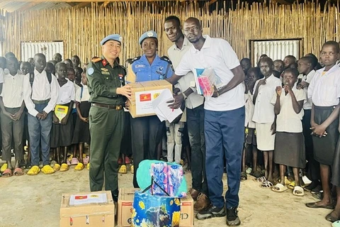 El grupo de trabajo del Ministerio de Seguridad Pública de Vietnam en UNMISS entrega regalos a estudiantes de la escuela primaria Unificación en Sudán del Sur (Fuente: VNA)