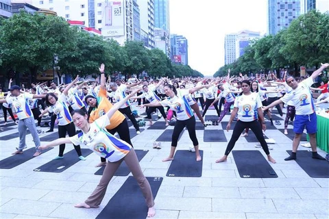Los practicantes de yoga participan en el Día Internacional del Yoga en la calle peatonal Nguyen Hue, Ciudad Ho Chi Minh (Fuente: VNA)