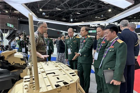 La delegación vietnamita visita un stand de la exposición de industria de defensa Eurosatory (Fuente: VNA)
