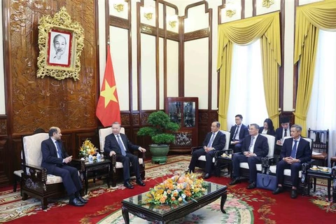 En el encuentro entre el presidente de Vietnam, To Lam, y el embajador de la India en el país, Sandeep Arya. (Fuente: VNA)