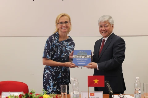 El miembro del Buró Político, secretario del Comité Central del Partido Comunista y presidente del Frente de la Patria de Vietnam (FPV), Do Van Chien, entrega un libro sobre el Presidente Ho Chi Minh a la presidenta del Partido Comunista Checa, Morava Katerina Konecna. (Fuente: VNA)