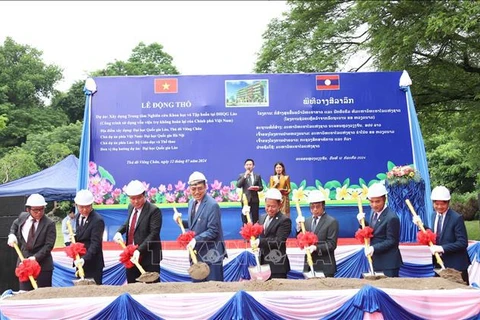 En la ceremonia de la palada inicial para la construcción del Centro de Investigación Científica y Capacitación en la Universidad Nacional de Laos (Fuente: VNA)