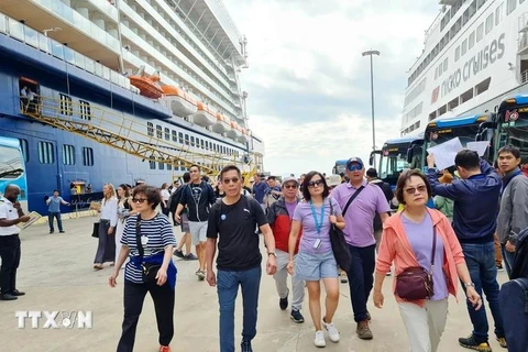 Turistas en la bahía de Ha Long, Quang Ninh (Fuente: VNA)