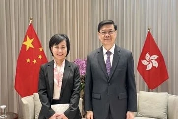 La cónsul general de Vietnam en Hong Kong y Macao, Le Duc Hanh, y John Lee Ka-chiu, jefe ejecutivo de la Región Administrativa Especial de Hong Kong (China) (Fuente: VNA)