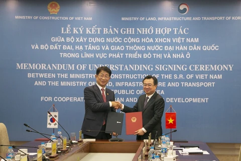 El ministro de Construcción de Vietnam, Nguyen Thanh Nghi, y el ministro de Tierra, Infraestructura y Transporte de Corea del Sur, Park Sangwoo, firman el memorando de entendimiento (Fuente: diendandoanhnghiep.vn)