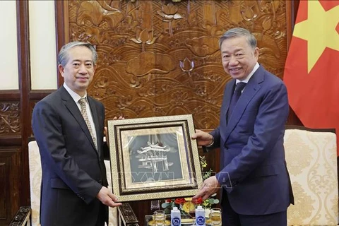 El presidente de Vietnam, To Lam (derecha), entrega un regalo al embajador saliente de China, Xiong Bo (Fuente: VNA) 