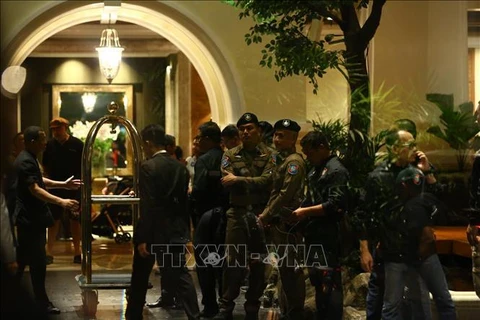 Policías de Tailandia en el hotel Grand Hyatt Erawan, donde fallecen los víctimas vietnamitas (Fuente: VNA) 