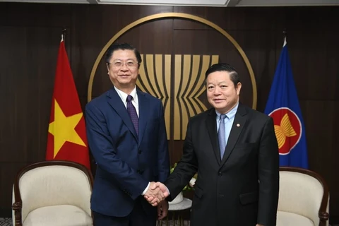 El subjefe de la Comisión de Relaciones Exteriores del Comité Central del Partido Comunista de Vietnam (PCV), Truong Quang Hoai Nam (izquierda) y el secretario general de Asociación de las Naciones del Sudeste Asiático (ASEAN), Kao Kim Hourn (Fuente: Asean.org)