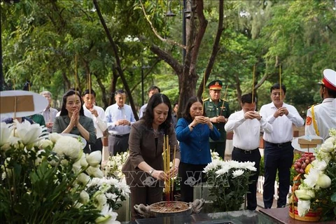 La vicepresidenta de Vietnam, Vo Thi Anh Xuan, y la delegación de trabajo ofrecen inciensos a los mártires en el cementerio de Hang Duong (Fuente: VNA)