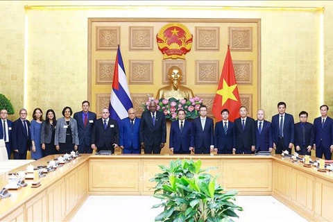 El primer ministro de Vietnam, Pham Minh Chinh, y la delegación cubana, encabezada por el presidente de la Asamblea Nacional de Cuba, Esteban Lazo Hernández (Fuente: VNA)