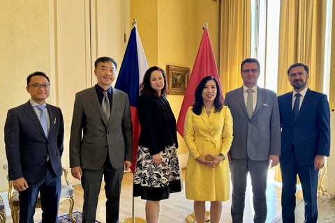 La viceministra vietnamita de Relaciones Exteriores, Le Thi Thu Hang (tercera de derecha) y Katerina Sequensova, directora general de la Sección de Países No Europeos, Cooperación Económica y de Desarrollo del Ministerio checo de Asuntos Exteriores (tercera de izquierda) (Fuente: VNA)