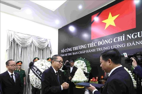 El ministro principal encargado de los asuntos generales del Ministerio del Palacio Real, Kuy Sophal, entrega la carta de condolencias del Rey Norodom Sihamoni al embajador de Vietnam en Camboya. (Fuente: VNA)