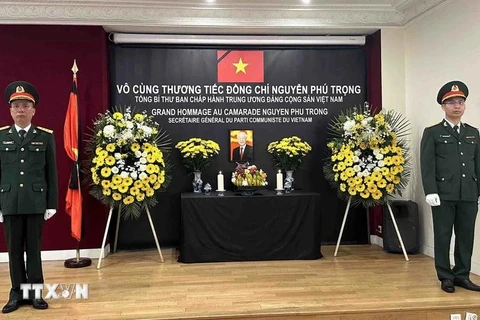 La ceremonia fúnebre en memoria del secretario general Nguyen Phu Trong en la embajada de Vietnam en Francia (Fuente: VNA)