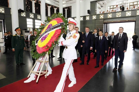 La delegación bielorrusa, encabezada por Siarhei Khamenka, vicepresidente del Consejo de la República de Bielorrusia (Senado), rinde homenaje al secretario general Nguyen Phu Trong (Fuente: VNA)